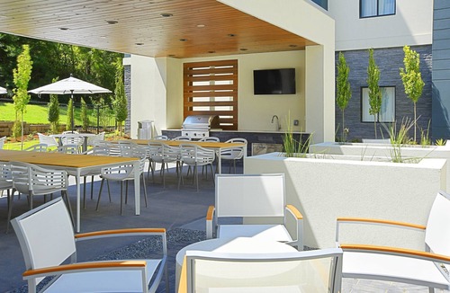 Briarwood Condo | King Suite Near Medical Center. Free Breakfast Buffet.