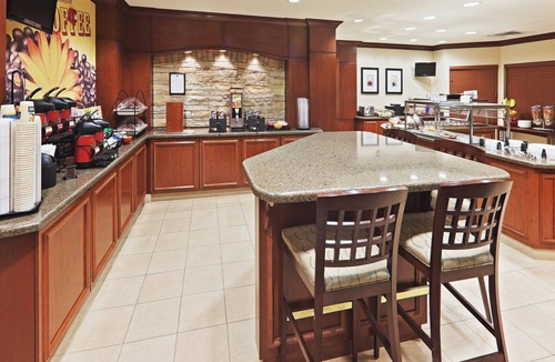 Oklahoma City Condo | King Suite near Quail Springs Mall | FREE Daily Breakfast & Pool Access