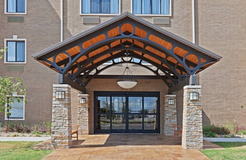 Oklahoma City Condo | King Suite near Quail Springs Mall | FREE Daily Breakfast & Pool Access