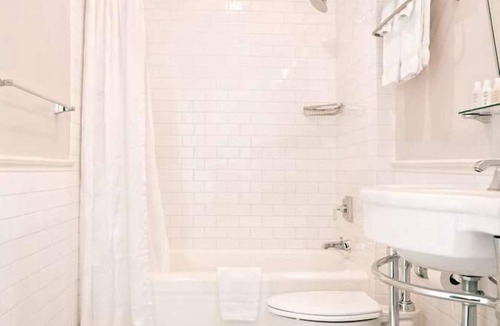Goose Hollow Apartment | King Suite Near Shops & Eats | Pet-Friendly
