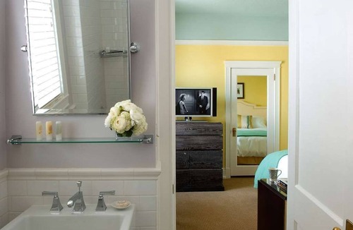 Goose Hollow Apartment | King Suite Near Shops & Eats | Pet-Friendly