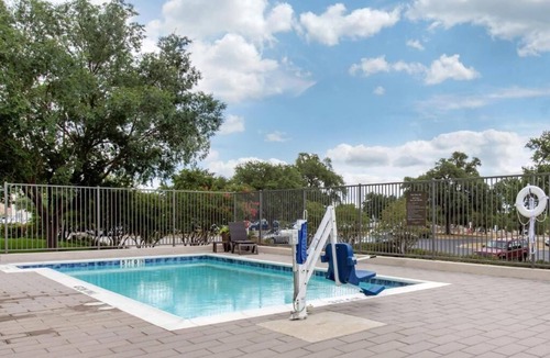 Franklin Park Apartment | King Suite - Non-Smoking