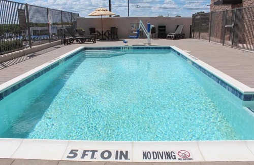 Franklin Park Apartment | King Suite - Non-Smoking