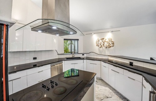 Kaneohe Villa | King Suite Oasis: Unwind with Jacuzzi & Bay Views (Unit B)