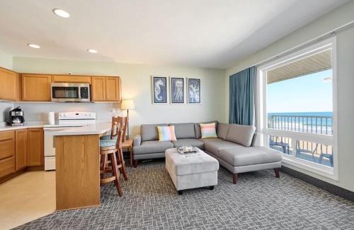 Lincoln City House | King Suite - Oceanfront Balcony & Central Location - Pool & Hot Tub