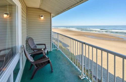 Lincoln City House | King Suite - Oceanfront Balcony & Central Location - Pool & Hot Tub