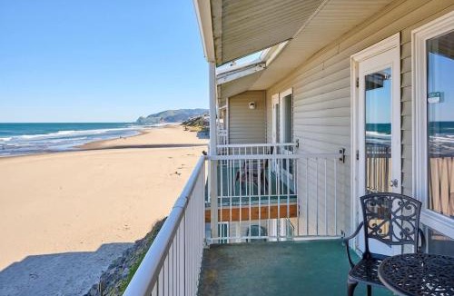Lincoln City House | King Suite - Oceanfront Balcony & Central Location - Pool & Hot Tub