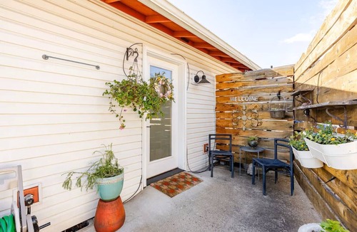 Hood River Apartment | King Suite Private Entry | Walk to Shops & Dining