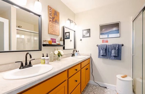 Hood River Apartment | King Suite Private Entry | Walk to Shops & Dining