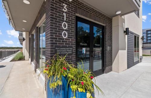 Scofield Farms Apartment | King Suite Retreat, Gym and Rooftop Access New