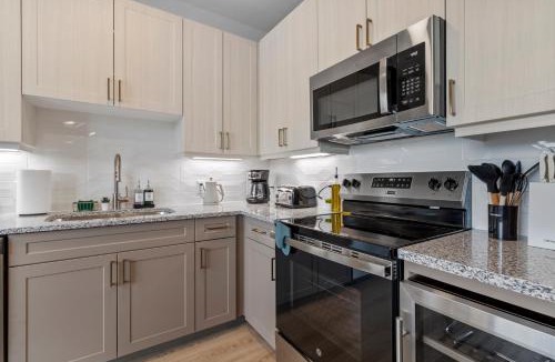 Scofield Farms Apartment | King Suite Retreat, Gym and Rooftop Access New