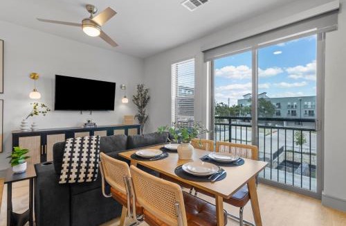 Scofield Farms Apartment | King Suite Retreat, Gym and Rooftop Access New