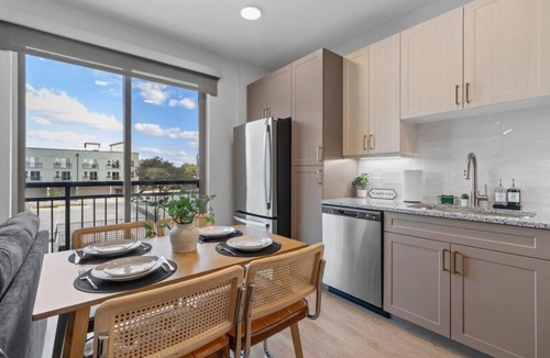 Scofield Farms Apartment | King Suite Retreat Gym + Rooftop Access New