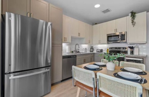 Scofield Farms Apartment | King Suite Retreat Gym + Rooftop Access New