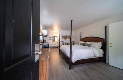 Eureka Springs Historic District Resort | King Suite Room #14 at GloryDayz!