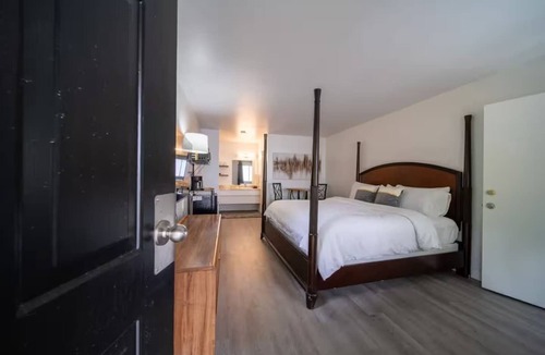 Eureka Springs Historic District Hotel | King Suite Room #14 at Glory Dayz!
