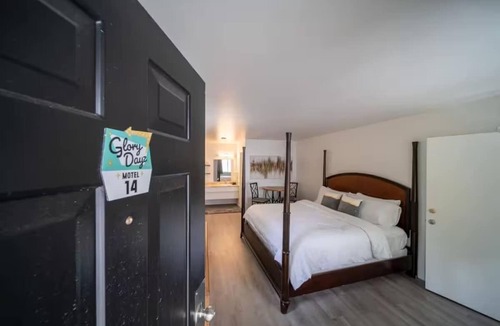 Eureka Springs Historic District Hotel | King Suite Room #14 at Glory Dayz!