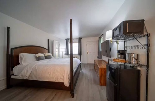 Eureka Springs Historic District Hotel | King Suite Room #14 at Glory Dayz!