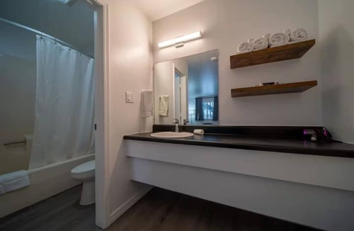 Eureka Springs Historic District Hotel | King Suite Room #17 at Glory Dayz!