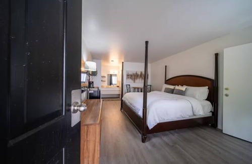 Eureka Springs Historic District Hotel | King Suite Room #17 at Glory Dayz!