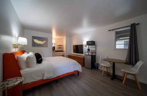 Eureka Springs Historic District Hotel | King Suite Room #17 at Glory Dayz!