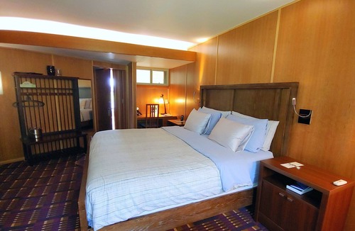 Spring Green Hotel | King Suite - Soaking Tub and Fireplace