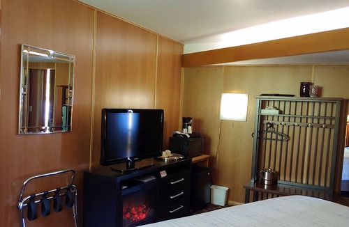 Spring Green Hotel | King Suite - Soaking Tub and Fireplace