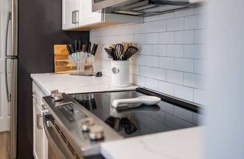 Sharon Woods Apartment | King Suite ♛ South Charlotte | Free Parking & Pool