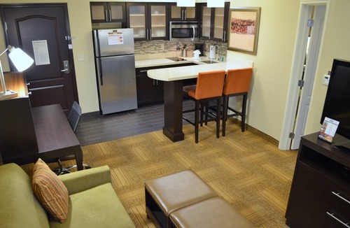 Longview Condo | King Suite w/Roll-in Shower. Free Breakfast. Indoor Pool.