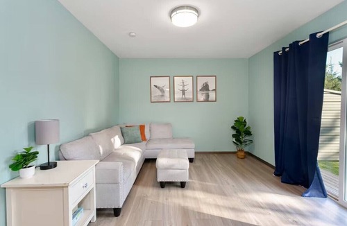 Grayland Hotel | King Suite | WiFi | Pet-Friendly