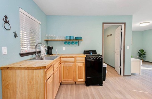 Grayland Hotel | King Suite | WiFi | Pet-Friendly