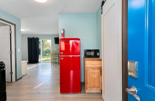 Grayland Hotel | King Suite | WiFi | Pet-Friendly