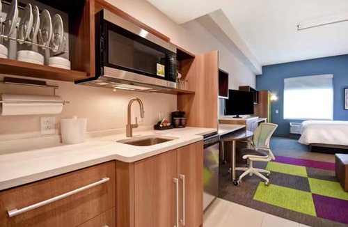 Jekyll Island Hotel | King Suite with Balcony & Kitchenette | Free Breakfast & Pool | Near Beach
