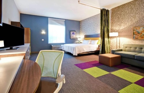 Jekyll Island Hotel | King Suite with Balcony & Kitchenette | Free Breakfast & Pool | Near Beach