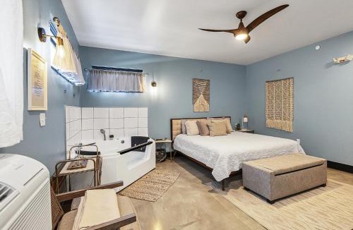 Pacific Hotel | King suite with Jacuzzi West of St Louis
