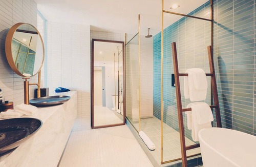 Travis Heights Hotel | King Suite with Soaking Tub & Balcony in Austin