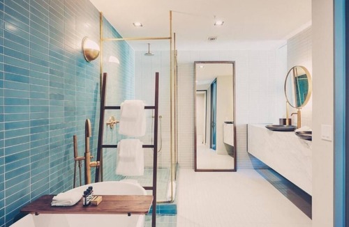 Travis Heights Hotel | King Suite with Soaking Tub & Balcony in Austin