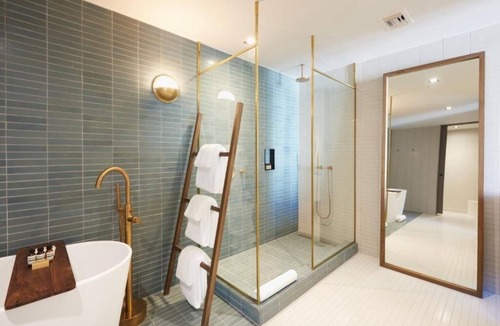Travis Heights Hotel | King Suite with Soaking Tub & Balcony in Austin