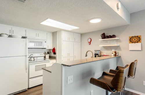 Barton Hills Condo | King & twin beds, desk, deck, 2 blks Zilker Park/Barton Springs, @2 mi DT!