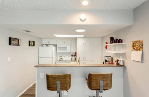 Barton Hills Condo | King & twin beds, desk, deck, 2 blks Zilker Park/Barton Springs, @2 mi DT!