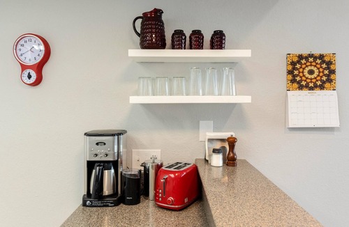 Barton Hills Condo | King & twin beds, desk, deck, 2 blks Zilker Park/Barton Springs, @2 mi DT!