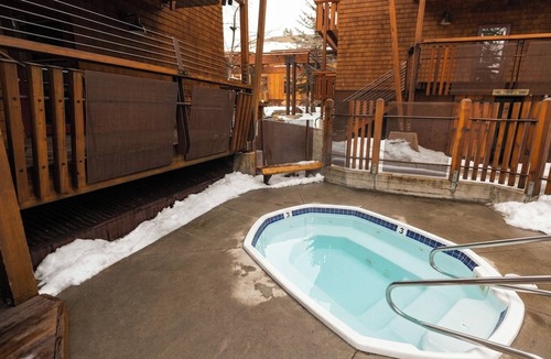 Truckee Hotel | King + Twin Sleeper + Full, Gravity Haus, Sauna, Outdoor Hot Tub - 2 Units