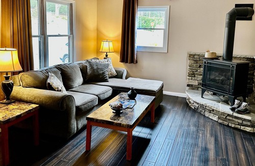 Blowing Rock Hotel | King Villa Suite on Main St