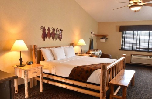 Onalaska Hotel | King Whirlpool Room | Heated Pool & Free Breakfast | 4mi to Lake Onalaska