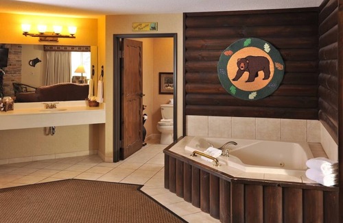 Onalaska Hotel | King Whirlpool Room | Heated Pool & Free Breakfast | 4mi to Lake Onalaska