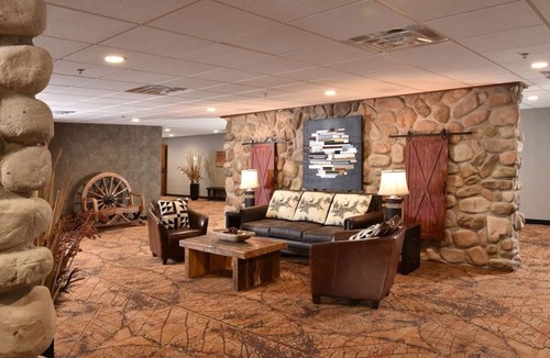 Onalaska Hotel | King Whirlpool Room | Pool, Bar & Breakfast | 6mi to Children's Museum
