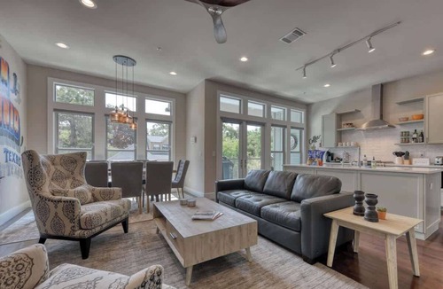 Southtown Condo | King William/Southtown Luxury Group Rental