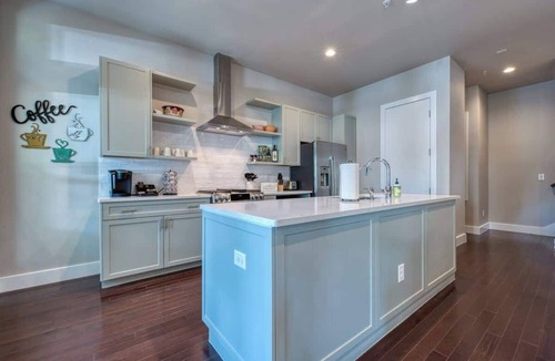 Southtown Condo | King William/Southtown Luxury Group Rental