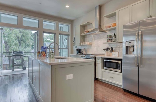 Southtown Condo | King William/Southtown Luxury Group Rental