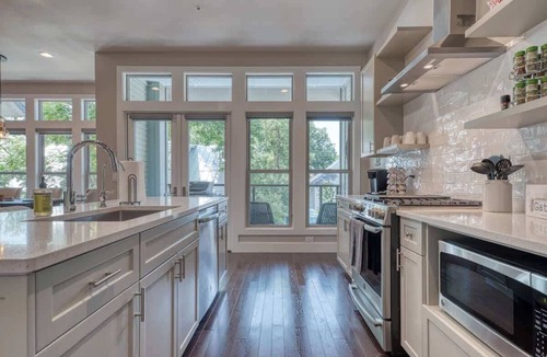 Southtown Condo | King William/Southtown Luxury Group Rental